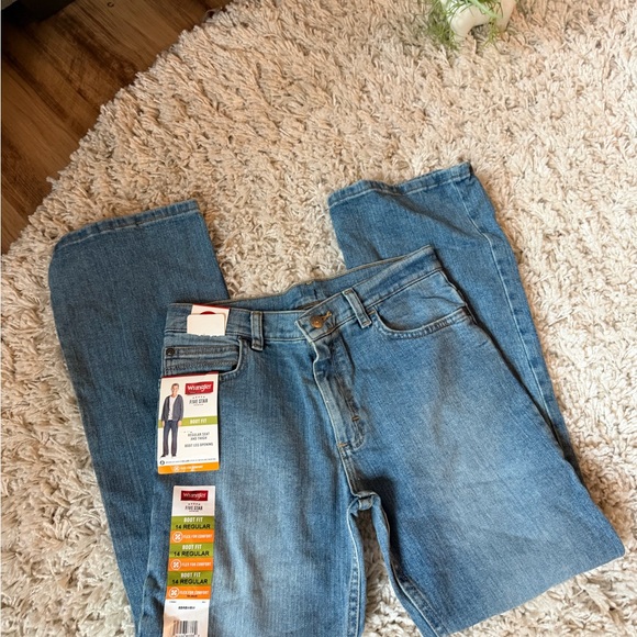 Wrangler Men's Relaxed Fit Light Blue Jeans - Picture 2 of 7